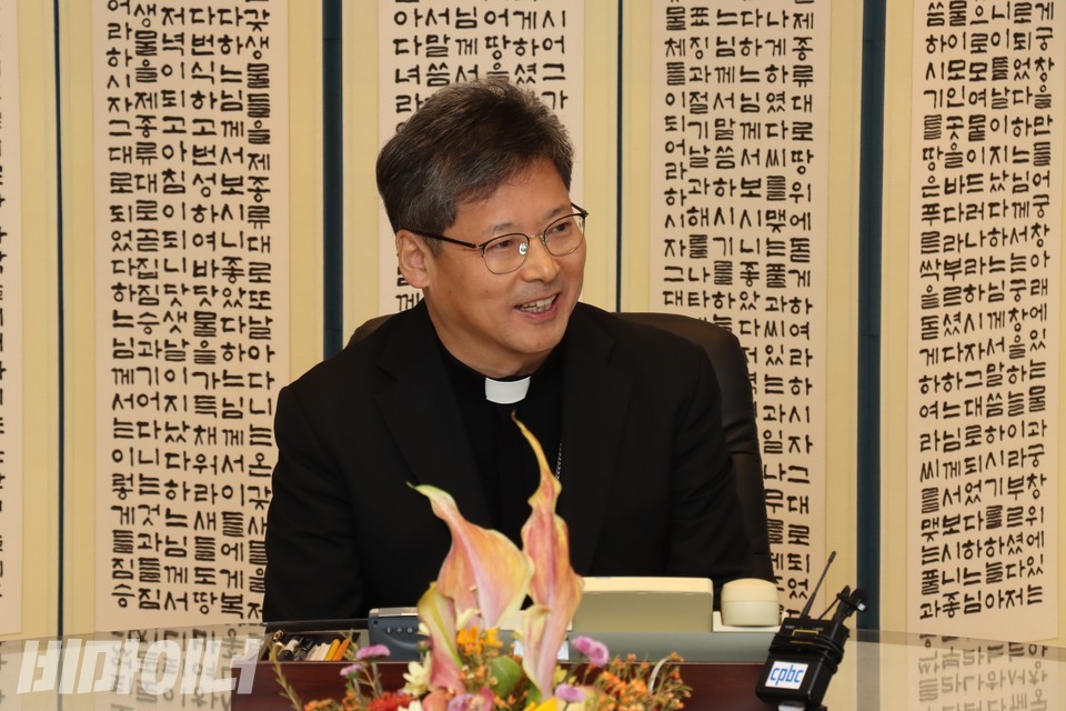 정순택 대주교가 면담에서 발언 중이다. 사진 하민지