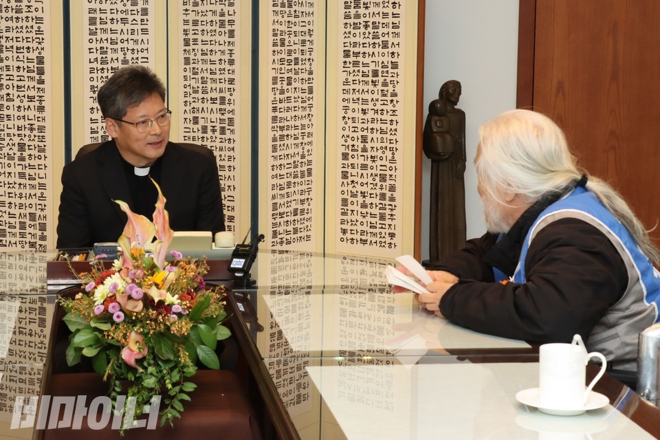 정순택 대주교(왼쪽)와 박경석 전장연 상임공동대표(오른쪽)가 대화를 나누고 있다. 사진 하민지