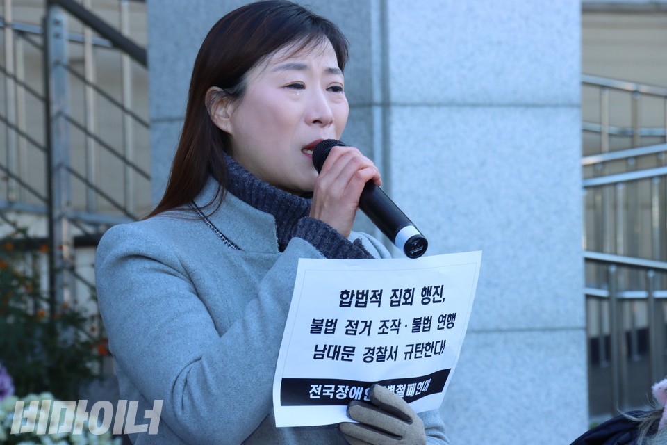 정동은 서울시협의회 활동가가 눈물을 흘리며 발언 중이다. 사진 하민지
