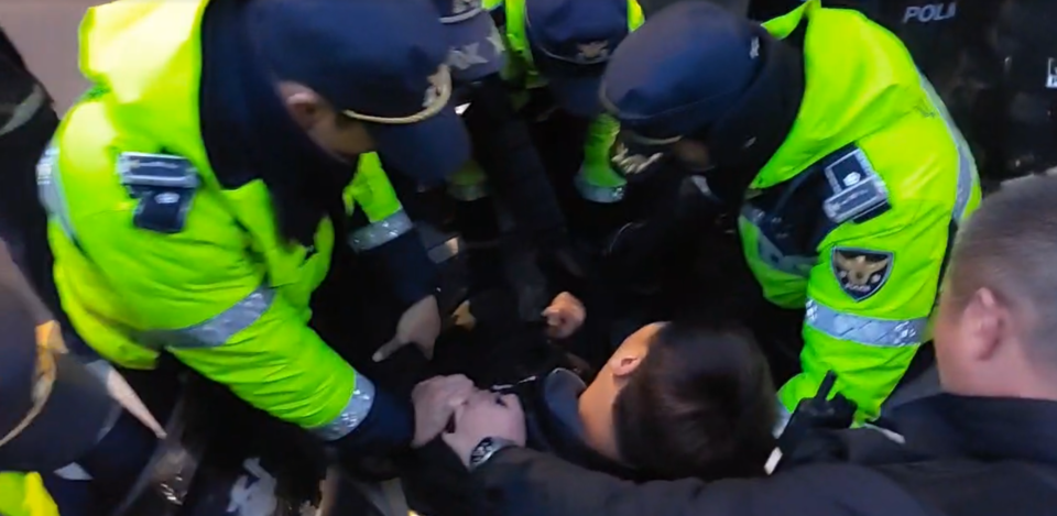 경찰 여러 명이 이창준 전남장차연 집행위원장의 신체를 압박하고 있다. 사진 전장연 페이스북 라이브 방송 캡처