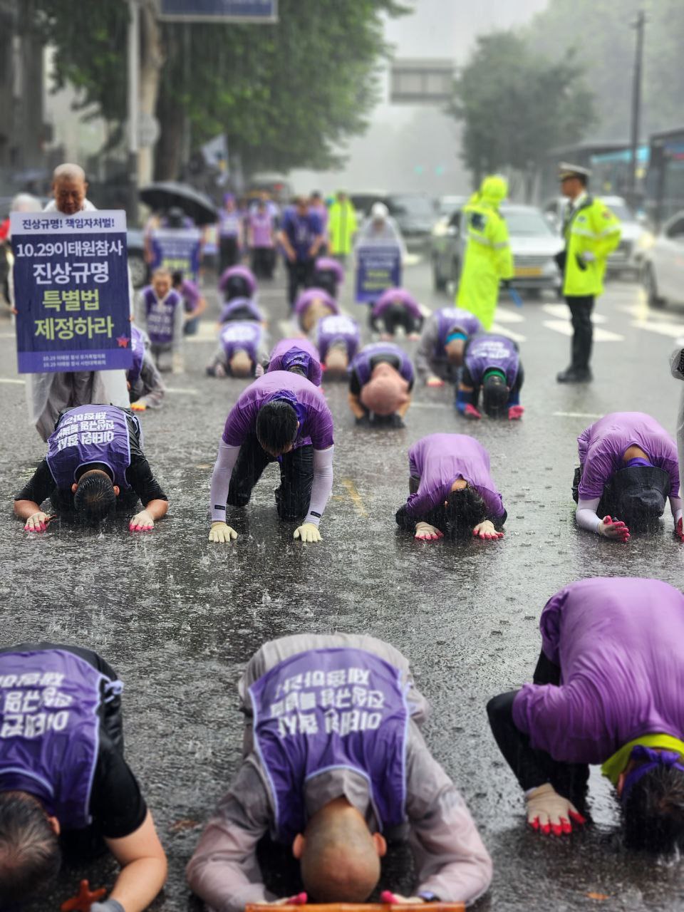 8월 22일, 1029 이태원참사 유가족들이 삼보일배를 하고 있다. 사진 1029이태원참사시민대책위