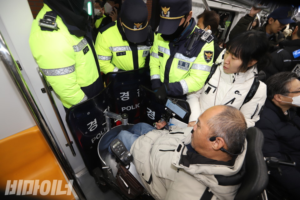 무장한 경찰이 지하철 내에서 장애인 활동가를 둘러싸고 있다. 사진 강혜민
