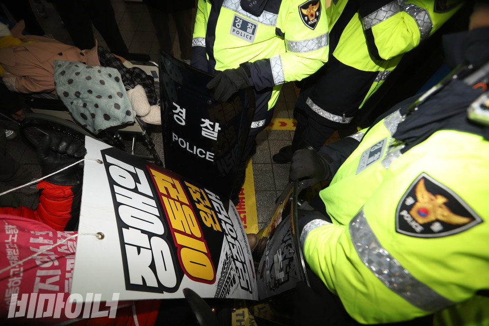 경찰이 방패로 휠체어 탄 장애인을 막아 섰다. 그는 사진 강혜민