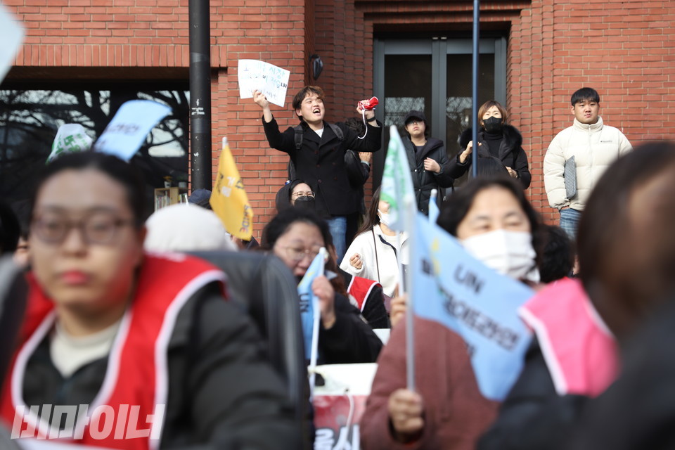 김대범 피플퍼스트서울센터 활동가가 “오세훈 시장님, 예산이 적습니다”라고 적힌 피켓을 들고 구호를 외치고 있다. 사진 강혜민