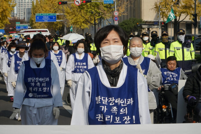 대구시청 인근에서 장애인 자립생활권, 통합교육권, 노동권 보장을 요구하며 오체투지를 했다. 사진 뉴스민
