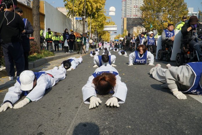 대구시청 인근에서 장애인 자립생활권, 통합교육권, 노동권 보장을 요구하며 오체투지를 했다. 사진 뉴스민