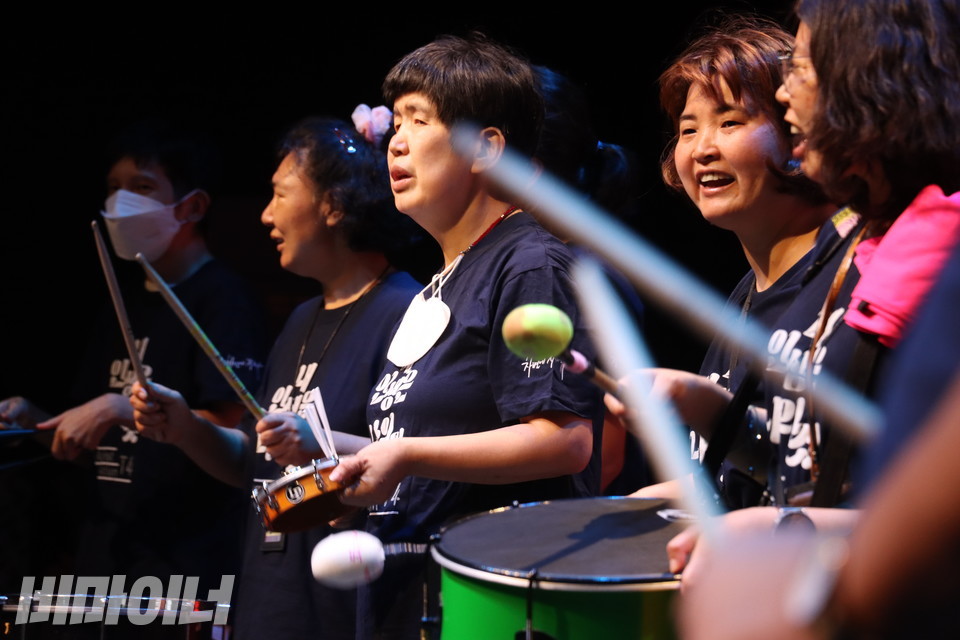 8월 8월 노무현시민센터에서 열린 노들장애인야학 30주년 개교기념제에서 박성숙 씨(가운데)가 공연을 하고 있다. 박 씨는 브라질 타악기를 연주하는 ‘노들쿵쿵차카차카’팀에서 활동하고 있다. 노들쿵쿵차카차카는 권리중심공공일자리 노동자들로 이뤄진 문화예술활동팀이다. 사진 강혜민 