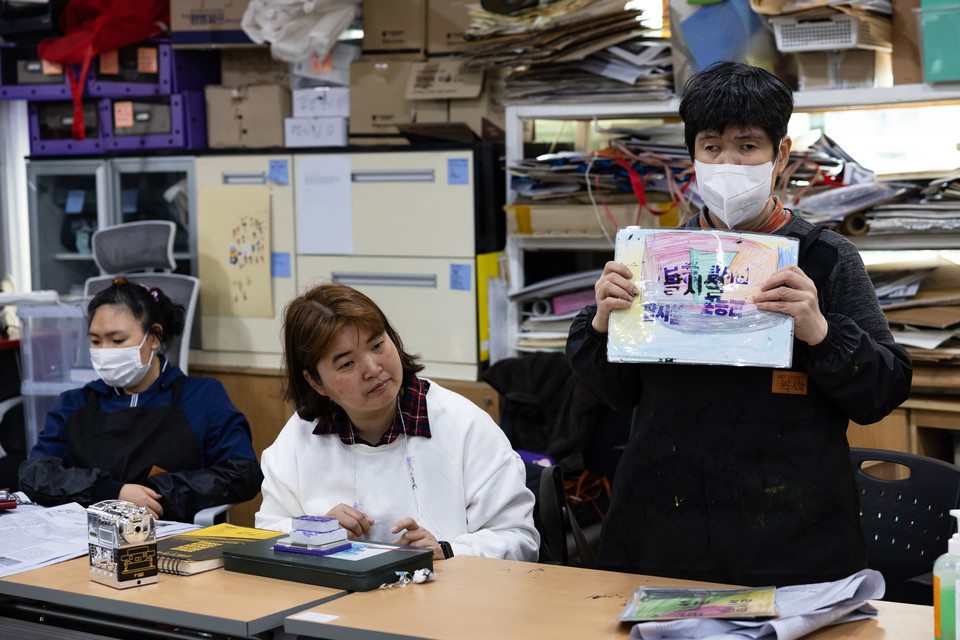 권리중심공공일자리 노동자들이 문화예술활동으로 그림을 그린 후 서로 이야기하고 있다. 박성숙 씨가 일어나서 자신의 그림에 대해 발표하는 모습. 사진 정택용 