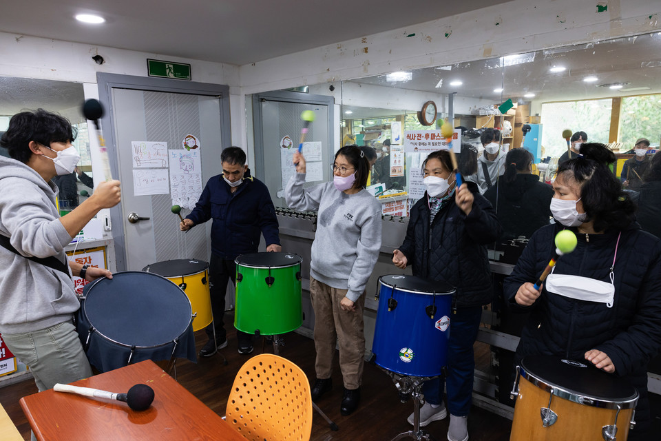 노들쿵쿵차카차카로 활동하는 권리중심공공일자리 노동자들이 공연 준비차 연습하고 있다. 사진 정택용 