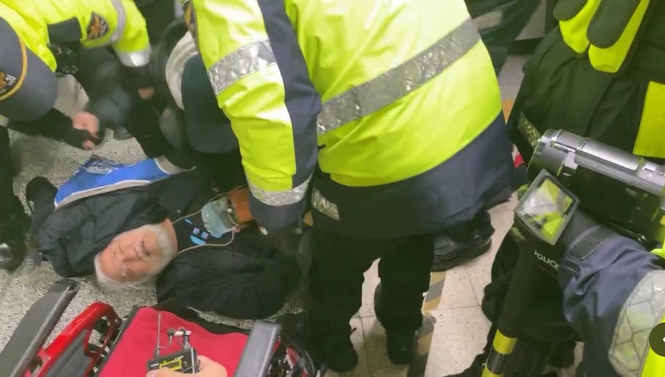 경찰의 폭력적인 연행으로 박경석 대표가 다리 경련이 심해져 휠체어에서 떨어졌다. 사진 전장연 페이스북 라이브 영상 캡처