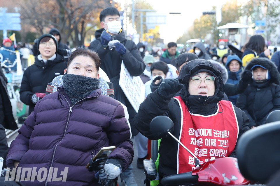 이날 전국결의대회에는 영하의 날씨 속에 전국에서 300여 명의 장애인 활동가가 모였다. 사진 강혜민