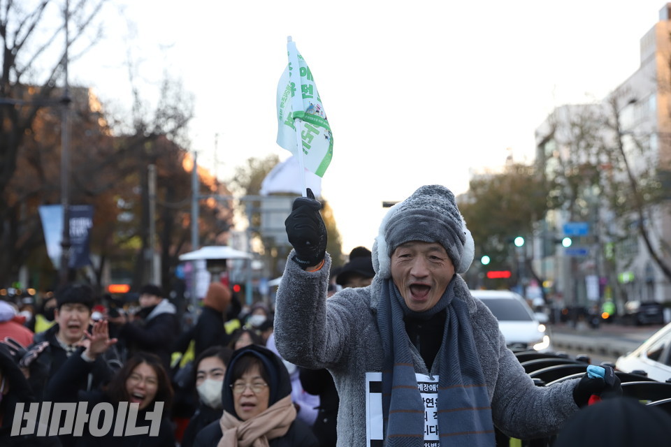 발달장애인 활동가가 구호를 힘차게 외치고 있다. 사진 강혜민