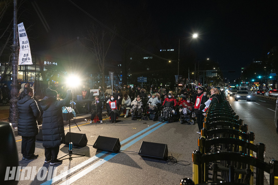마로니에공원 앞 2차선 도로에서 진행되는 문화제. 사진 조진섭