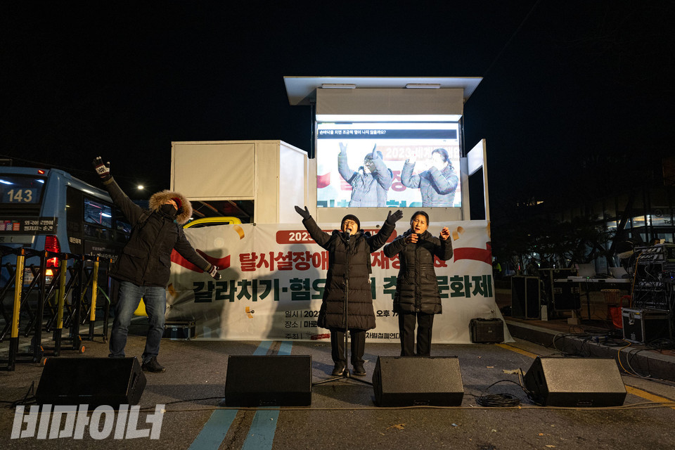 문화예술노동자 류금신 씨가 공연을 하고 있다. 사진 조진섭