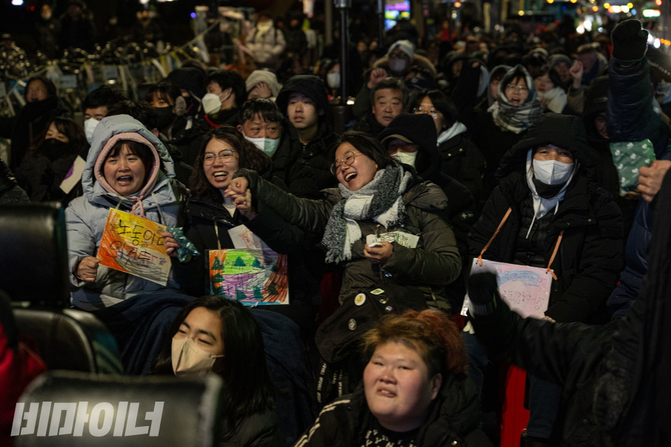 환호하는 사람들. 사진 조진섭