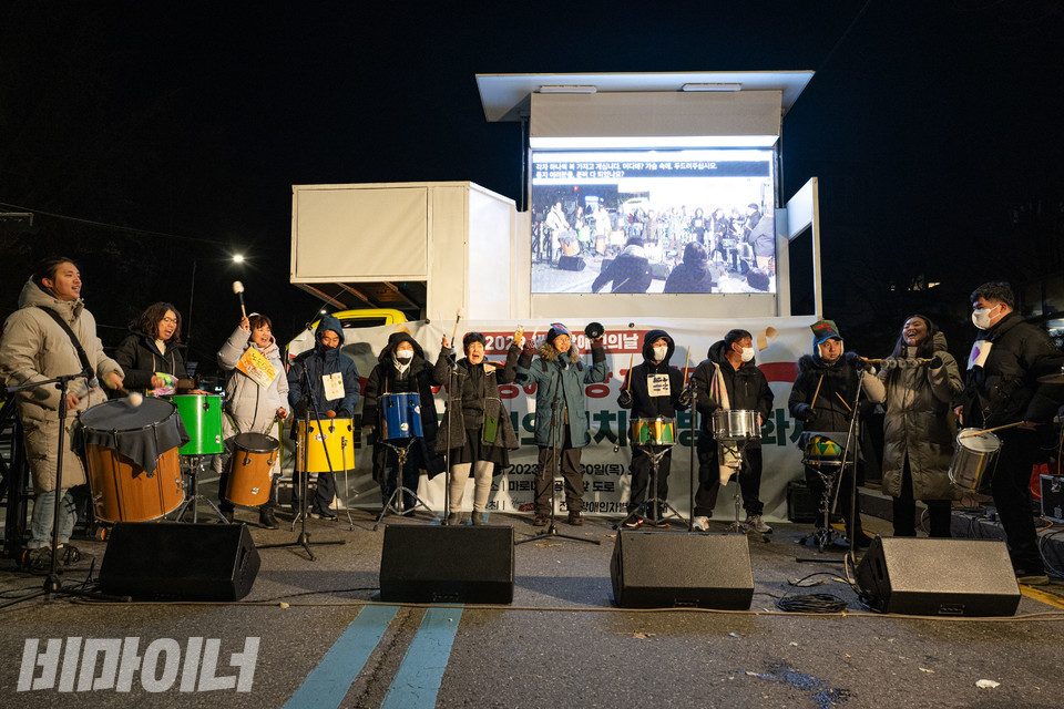 노들장애인야학 피플뻐스 쿵쿵차카차카가 공연하고 있다. 사진 조진섭
