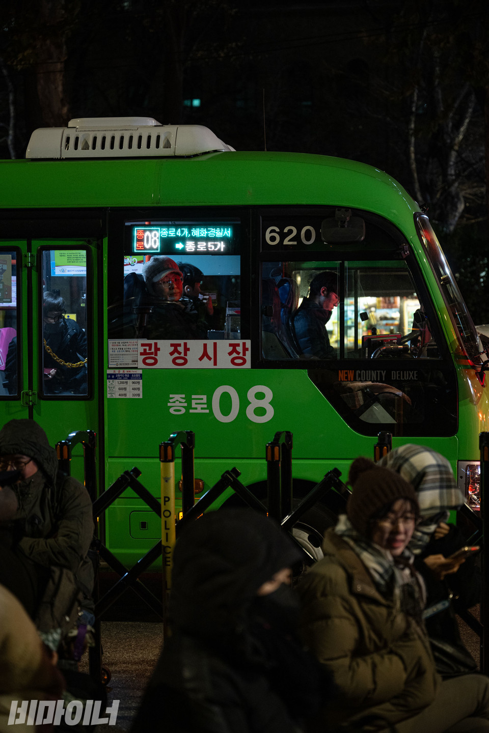문화제를 진행하는 사람들 옆으로 마을버스가 지나가고 있다. 휠체어 탄 사람들은 탑승할 수 없는 버스다. 사진 조진섭