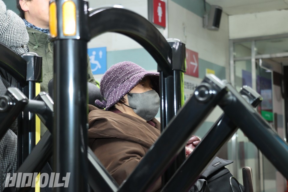 한 휠체어 이용 활동가가 경찰 울타리에 갇혀 오도 가도 못 하고 있다. 사진 하민지
