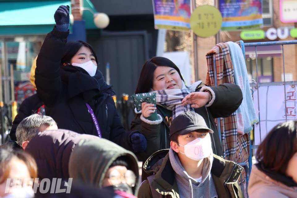 활동가들이 야마가타트윅스터 노래에 맞춰 춤을 추고 있다. 사진 하민지