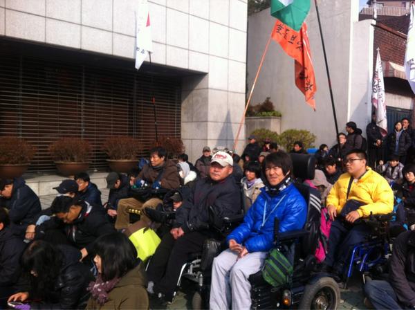 재능교육 농성장에 간 노들야학 학생들. 사진 한명희