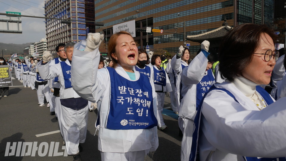 부모연대 회원이 “투쟁”을 외치고 있다. 사진 하민지