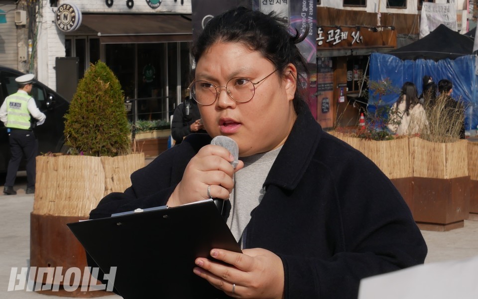박경인 피플퍼스트 서울센터 활동가가 12월 10일, 명동성당 앞에서 열린 기자회견에서 발언 중이다. 사진 하민지