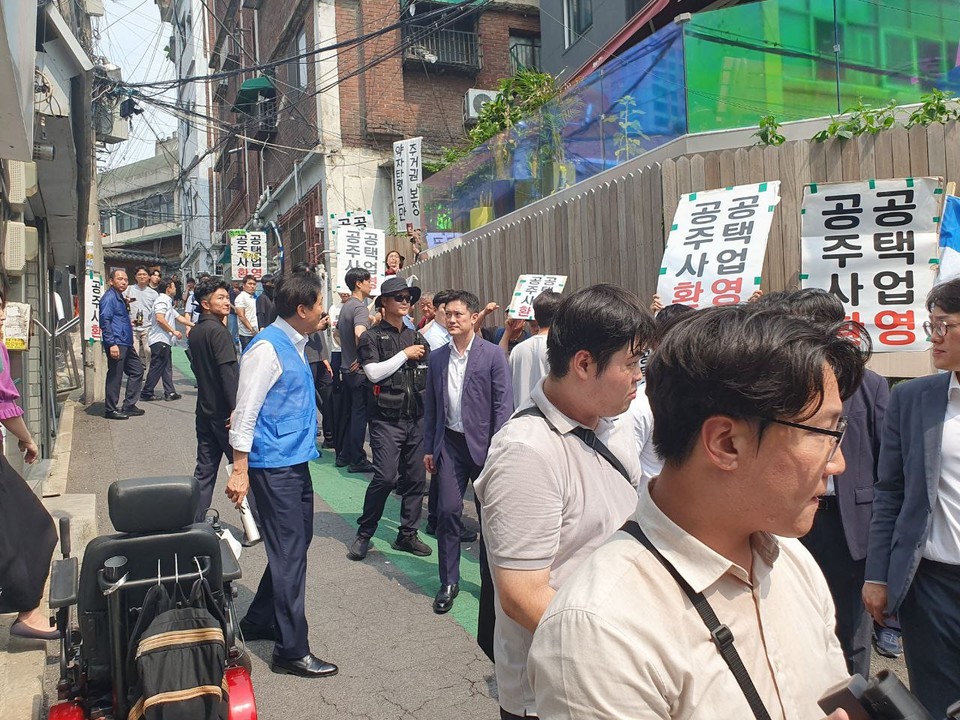 지난 7월 20일, 동자동 쪽방촌에 방문한 오세훈 시장. 동자동 쪽방 주민의 공공주택사업 요구를 외면한 채 지나치고 있다. 사진 홈리스추모제공동기획단