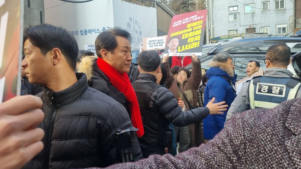 지난 4일, 물품나눔 행사에 참여한 오세훈 시장. 권리중심 중증장애인 맞춤형 공공일자리 등 내년도 장애인 복지 예산 삭감 철회를 요구하는 활동가들을 외면한 채 지나치고 있다. 사진 전국장애인차별철폐연대