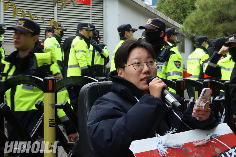 고나영 활동가가 지난달 15일 열린 거주시설연계사업 폐지 규탄 기자회견에서 발언 중이다. 사진 하민지