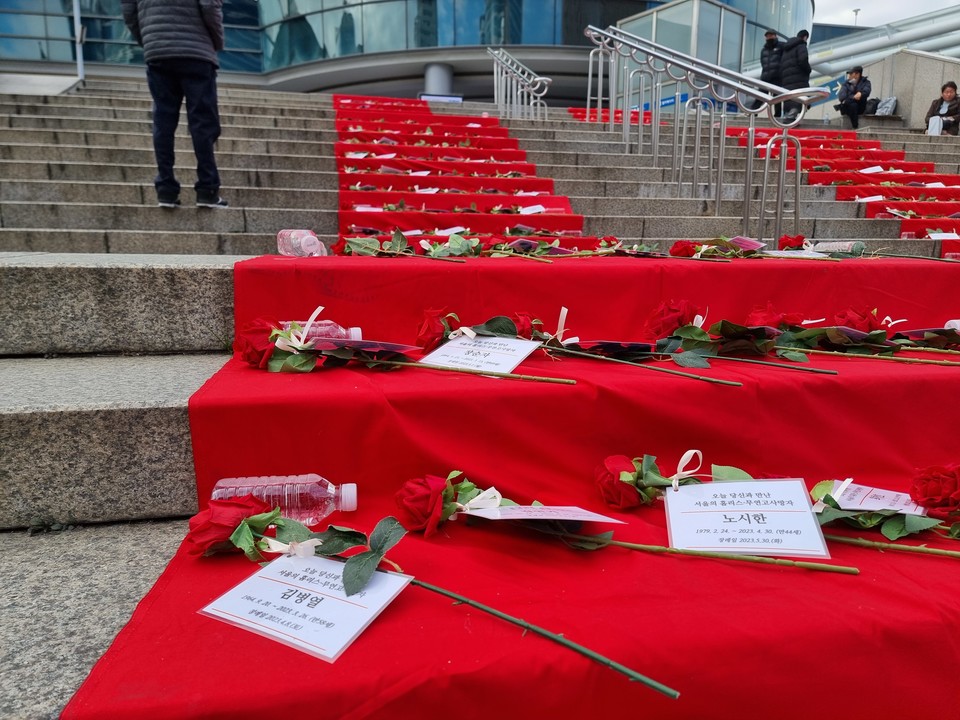 지난 4일, ‘2023 홈리스 추모행동 선포 기자회견’을 준비하면서 서울역 광장 두 번째 계단에서 400여 개의 장미꽃과 고인에 대한 메모로 ‘기억의 계단’을 설치 중이다. 사진 사이