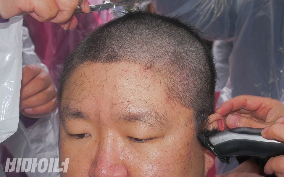 박근호 마포정신장애인자립생활센터 사무국장의 얼굴에 잘린 머리카락이 떨어져 있다. 사진 하민지