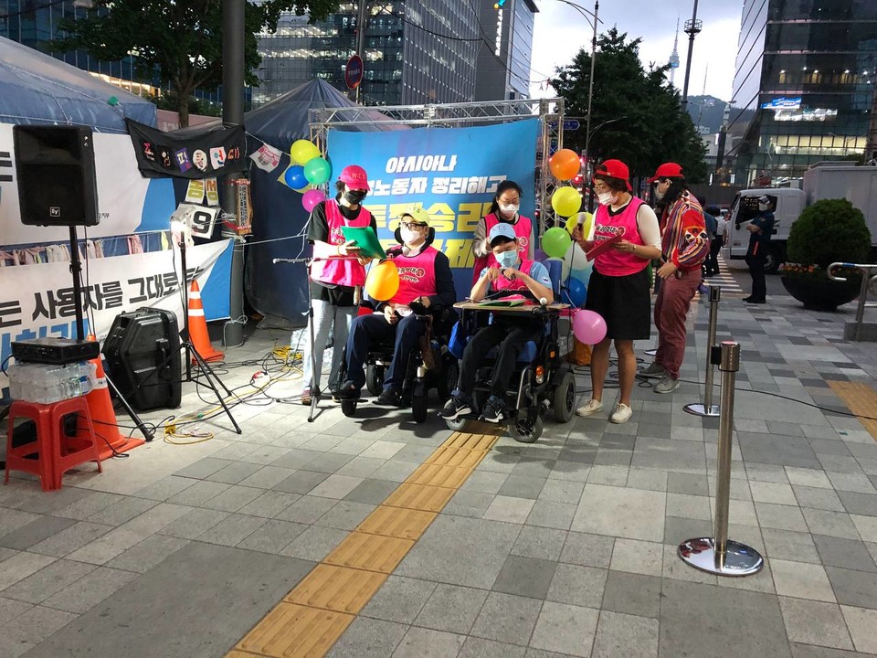 2021년 6월 아시아나케이오 투쟁문화제에서 노들테크노전사단이 공연을 준비 중이다. 사진 명숙