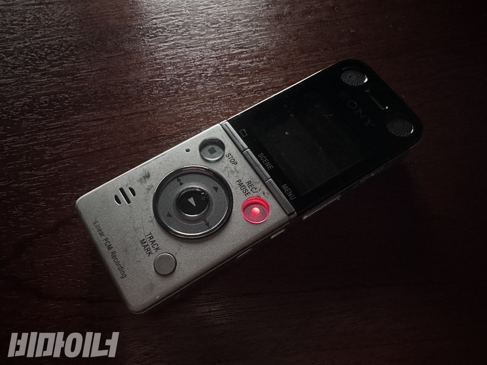 녹음기의 녹음 기능에 빨간색 불이 켜져 있다. 사진 강혜민