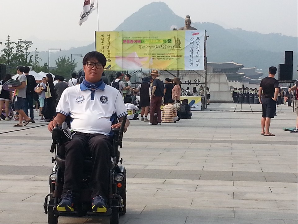 2014년 8월, 광화문광장에서 열린 장애등급제·부양의무제 폐지 2주년 결의대회에 참석한 이재균 소장. 사진 강원장애인자립생활센터협의회