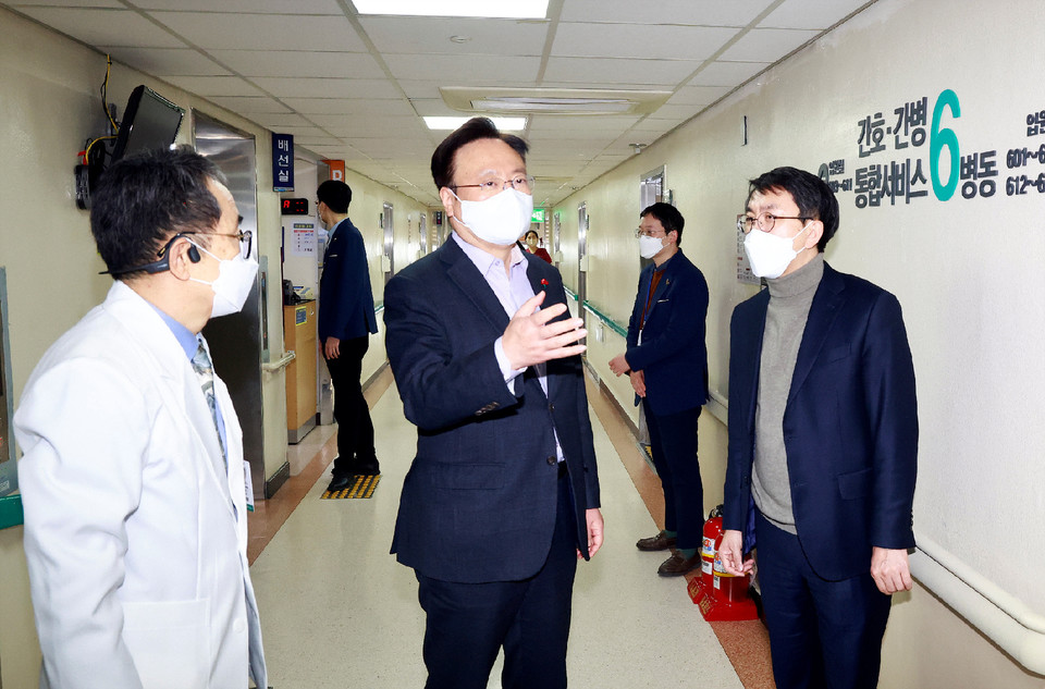 조규홍 보건복지부 장관은 지난 1월 5일 서울 영등포구 성애병원을 방문하여 간호·간병 통합서비스 병동에 근무하는 종사자들을 만났다. 사진 보건복지부 