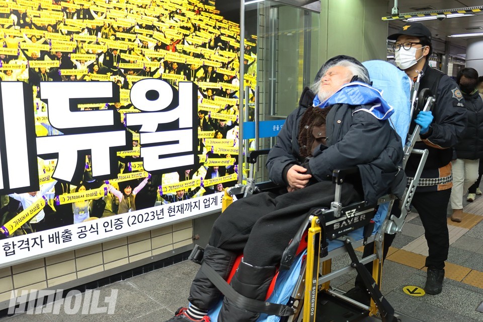 박경석 전장연 대표가 들것에 실려 구급차로 이송되고 있다. 사진 하민지