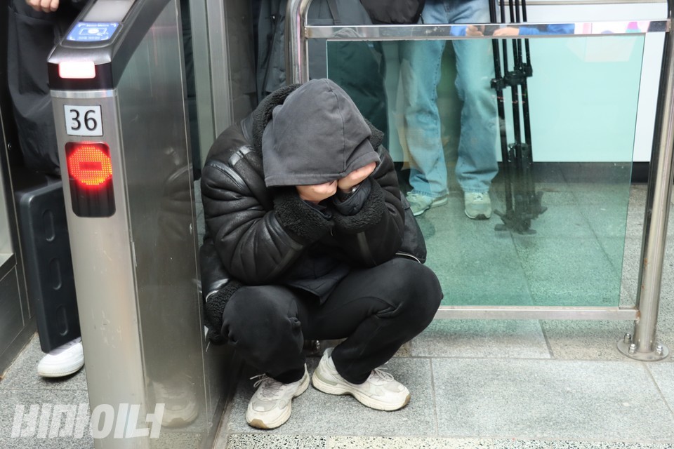 서울교통공사에 의해 강제퇴거당한 후 울고 있는 전장연 활동가. 사진 하민지