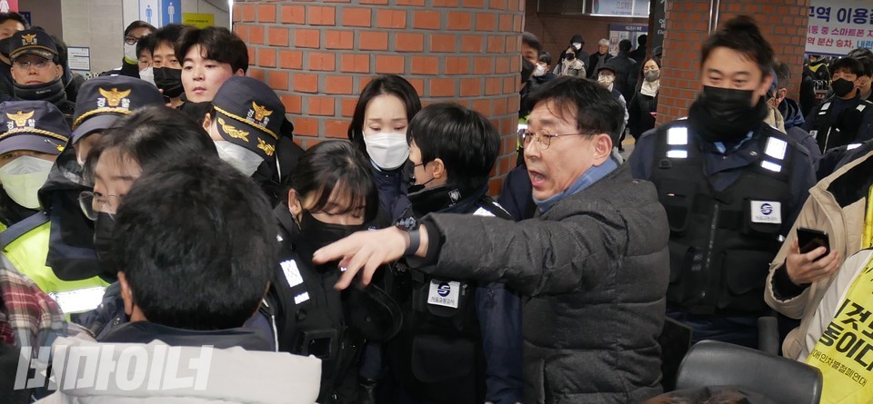 최영도 서울교통공사 고객안전지원센터장이 활동가들을 향해 강제퇴거를 명령하고 있다. 사진 하민지