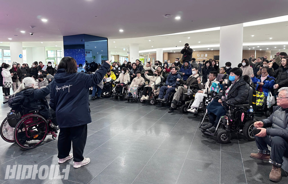 전권협 경기지부, 경기장차연 등이 29일 경기도 권리중심공공일자리 노동자 노동권 쟁취 단식 투쟁을 선포하는 기자회견을 열고 있다. 사진 강혜민 