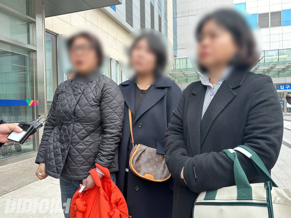 용인 고기초 특수학급 학부모들이 피고인 측 변호인을 붙잡고 토로하고 있다. 사진 강혜민 