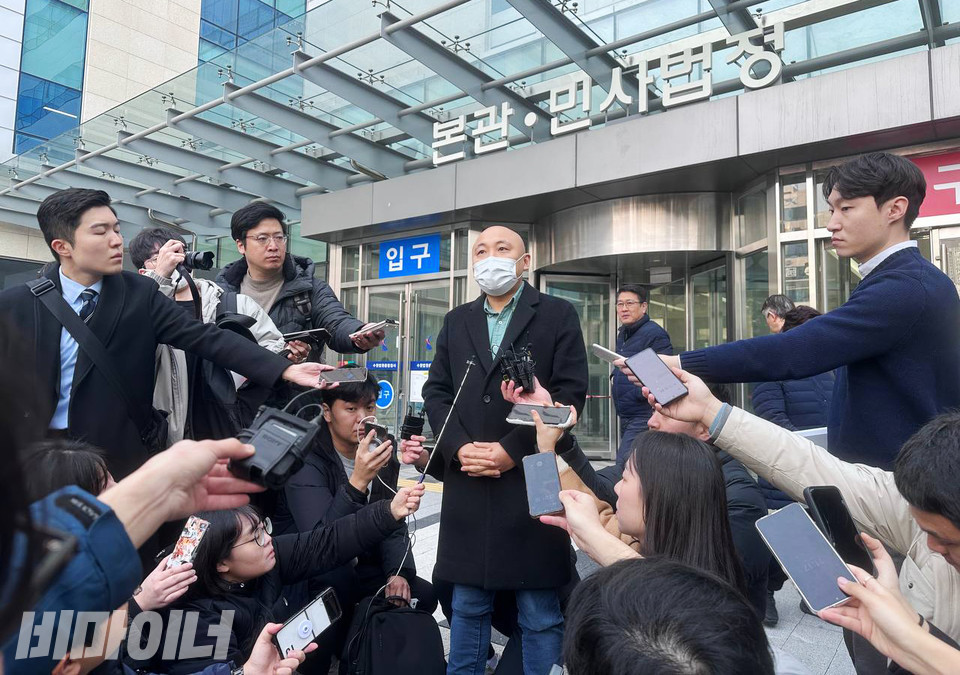 선고가 끝난 후, 법원 앞에서 주호민 작가가 입장을 밝히고 있다. 지난해 7월 말 사건이 알려진 후 6개월 만에 처음 언론 앞에 서는 것이었다. 사진 강혜민 