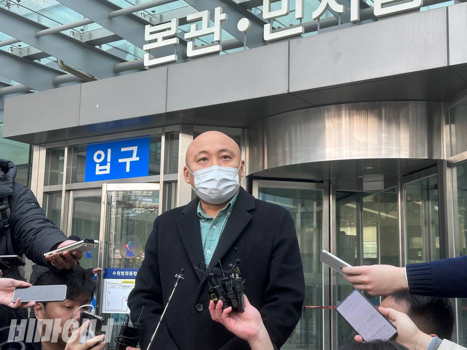선고가 끝난 후, 법원 앞에서 주호민 작가가 입장을 밝히고 있다. 사진 강혜민 