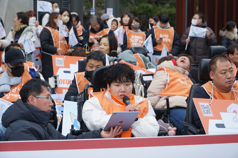 3일 오전 11시 반월당역 인근에서 열린 탈시설장애인당 대구시당 출범 기자회견에서 임재원 탈시설장애인당 대구지역 후보자가 발언 중이다. 사진 뉴스민 