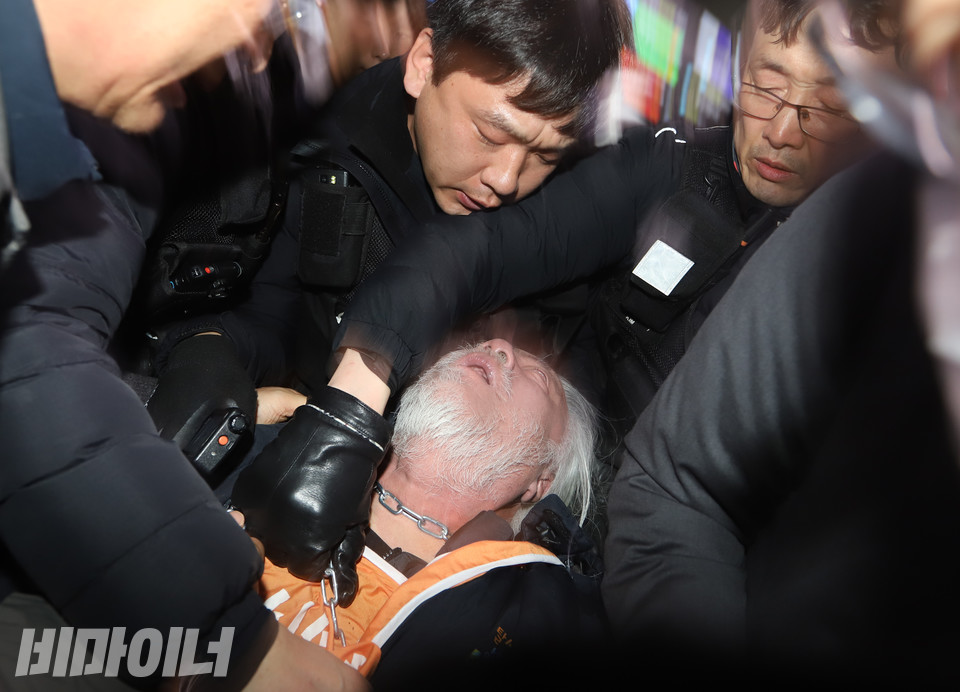 서울교통공사와 경찰이 쇠사슬을 자르는 과정에서 무리하게 진압하면서 박경석 전장연 대표의 목이 쇠사슬에 의해 졸렸다. 순간 숨통이 막히면서 박 대표의 얼굴이 시뻘겋게 달아올랐다. 사진 강혜민