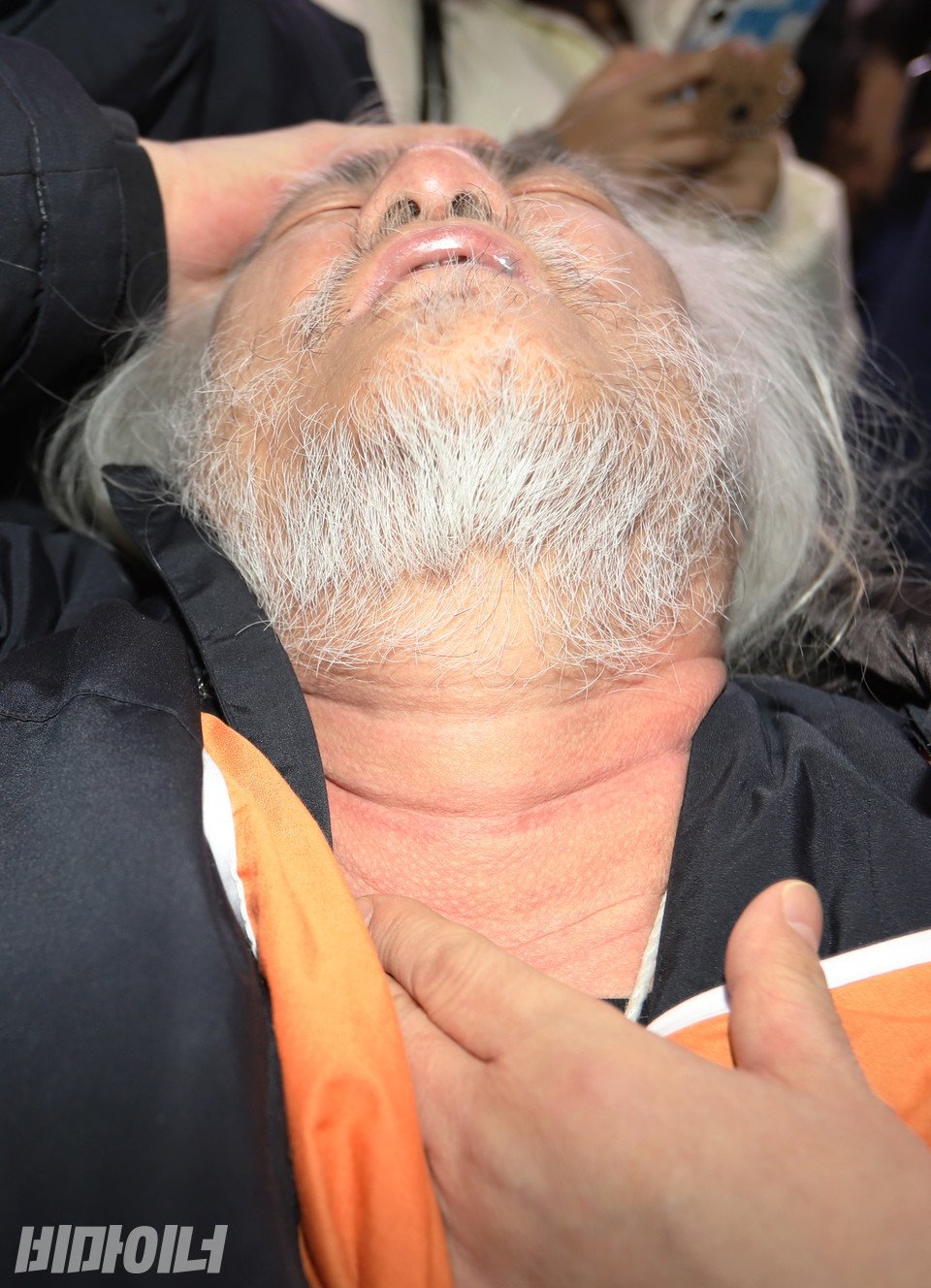 박경석 대표가 고통스러워하며 숨을 쉬고 있다. 그의 목에 붉은 자국이 선명하다. 사진 강혜민