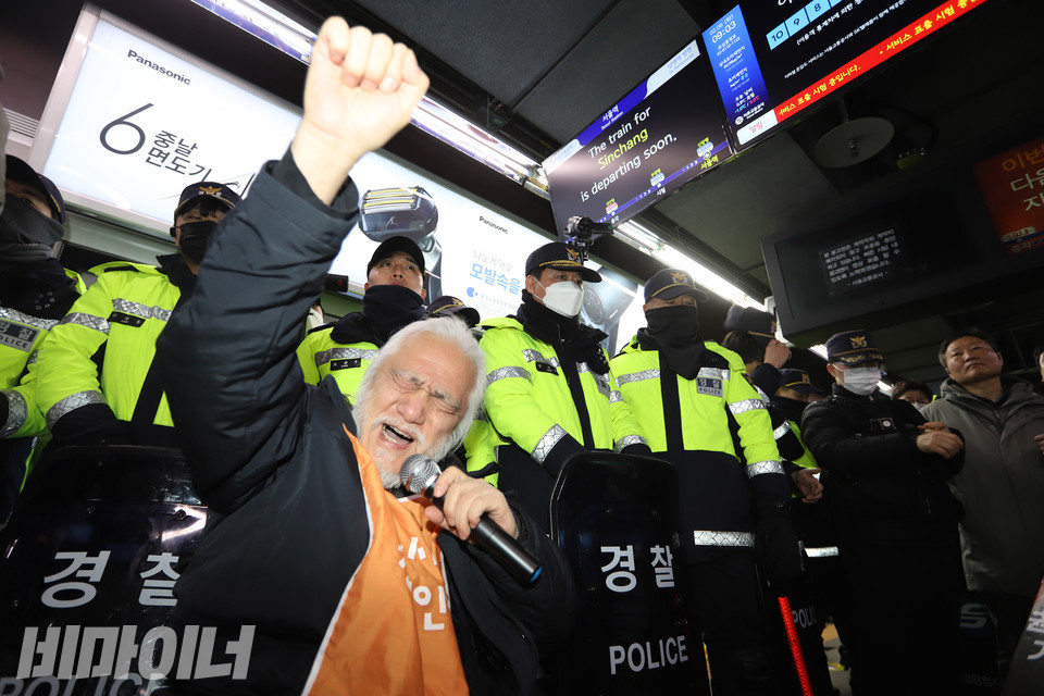 Director Park Kyung-seok of SADD is shouting "struggle." Photo by Kang Hye-min.