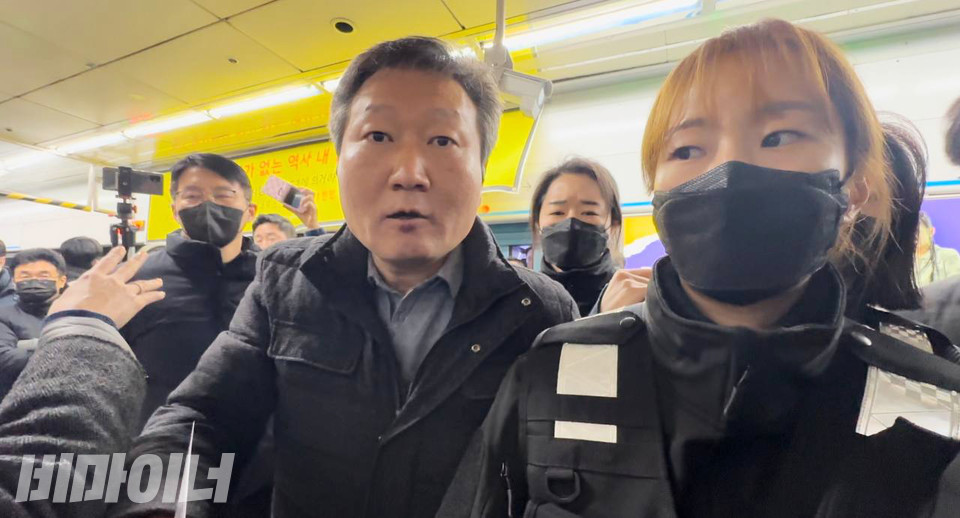 박진용 서울교통공사 고객안전지원센터 부장이 기자에게 “프레스존으로 가라”고 하고 있다. 사진 강혜민 