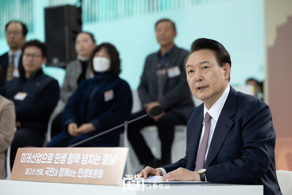 26일, 윤석열 대통령은 충남 서산비행장에서 ‘미래산업으로 민생 활력 넘치는 충남’을 주제로 열다섯 번째 국민과 함께하는 민생토론회에 참여했다. 사진 대통령실 