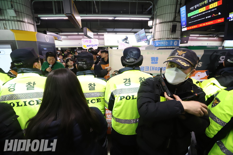 경찰이 기자회견 현장을 두세 겹으로 에워쌌다. 취재진의 접근도 가로막았다. 사진 강혜민