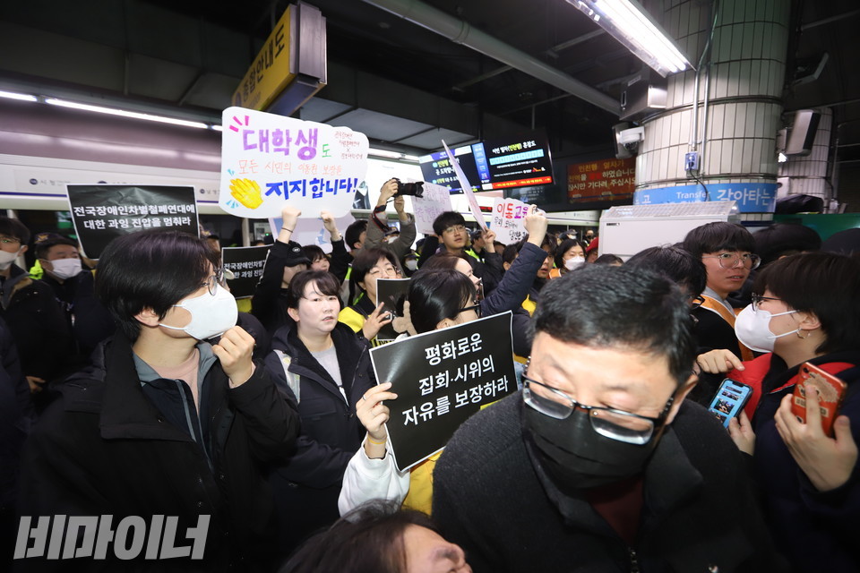 제59차 출근길 지하철행동을 알리는 기자회견에 참여한 연대단체들이 피켓을 들고 있다. 사진 강혜민